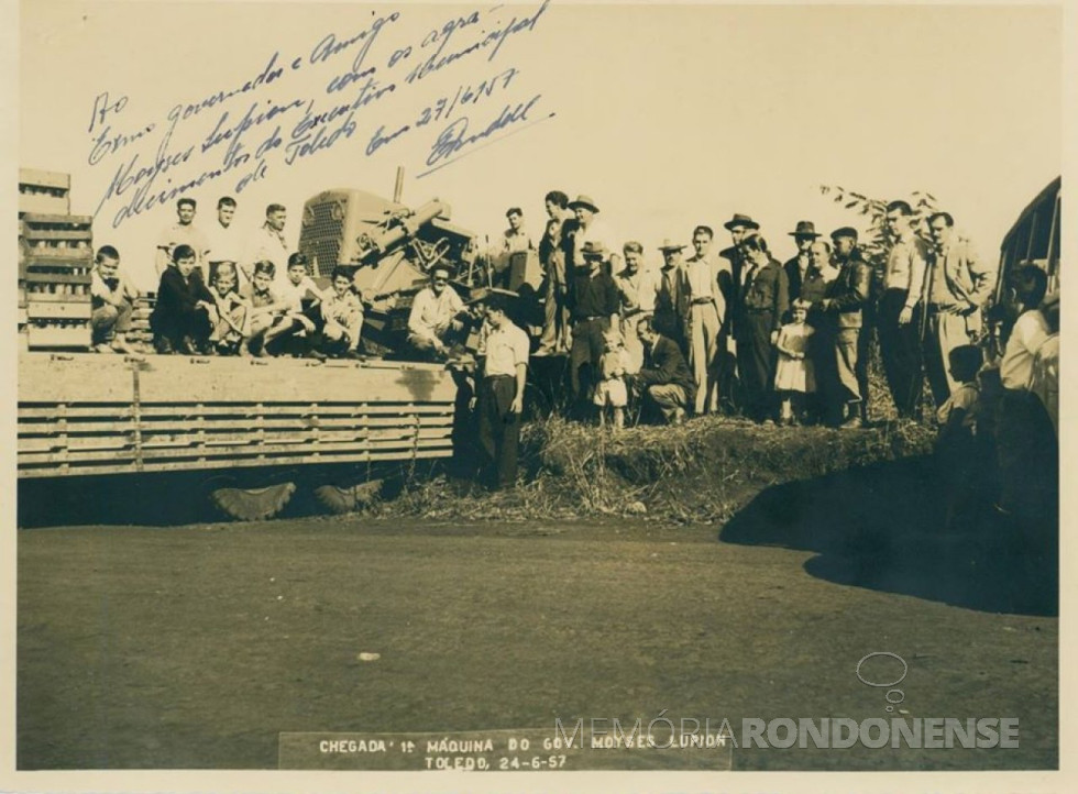 || Recebimento do primeiro trator de esteiras pela Prefeitura Municipal de Toledo, doado pelo Governo do Paraná, em junho de 1957.
O segundo da direita para a esquerda, Dr. Lamartine Braga Cortes, primeiro dentista  formado de Toledo (informação de Renato Zeni). 
Imagem: Acervo Pietro Tebaldi - FOTO 10  -