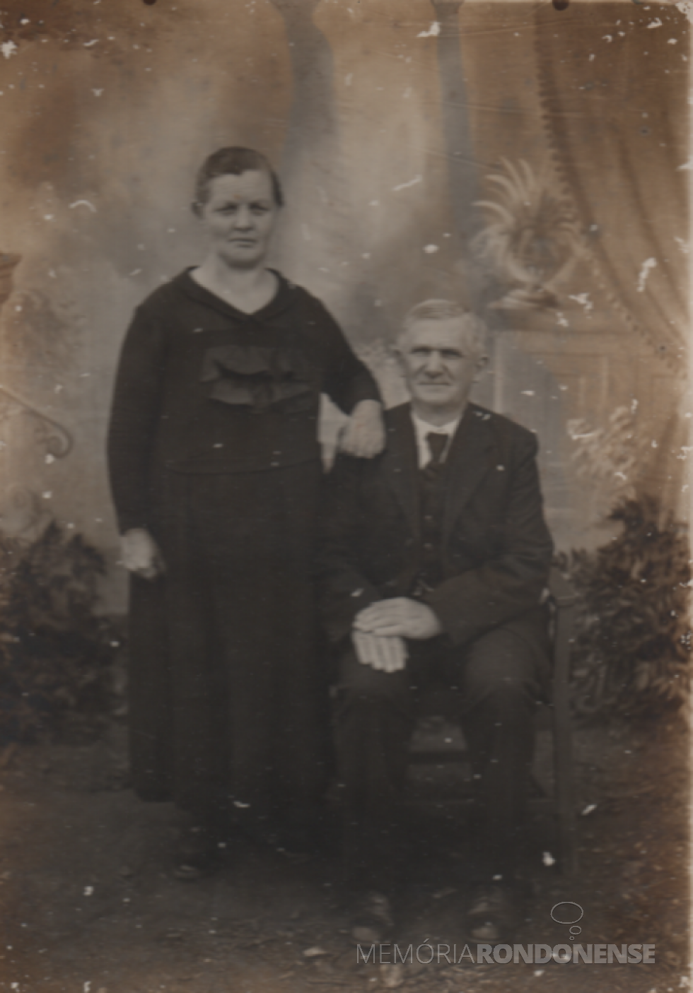 || Casal Emma (nascida Wommer) e Heinrich Stoef, pais do pioneiro rondonense Wilhelm Stoef.
O casal imigrante da Alemanha é falecido em Ipira (SC).
Imagem: Acervo  Úrsula (nascida Stoef) e João Zimmermann - FOTO 2 -