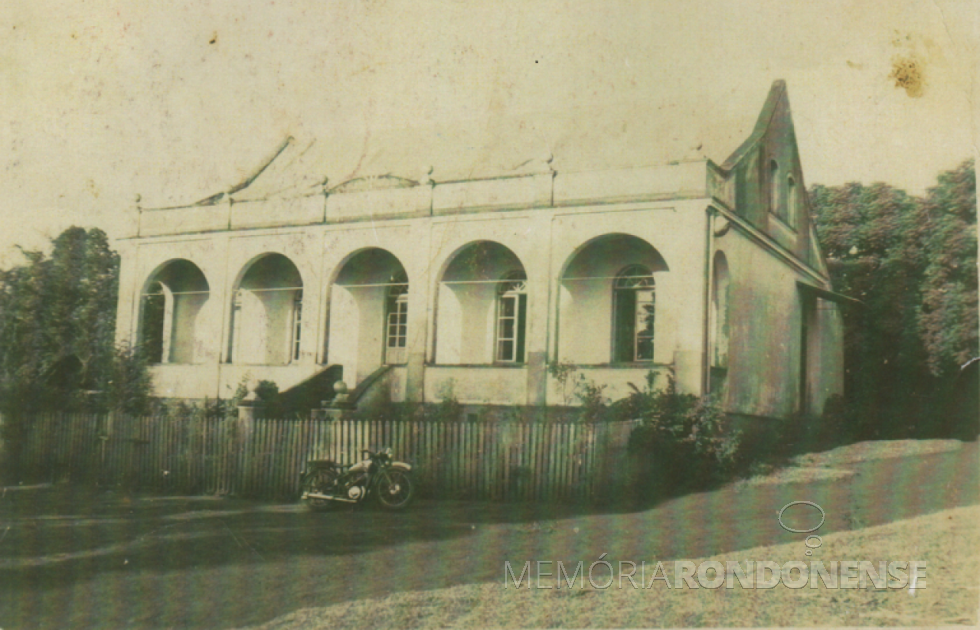 || Residência do casal Amanda e Edmundo Wondracek na cidade de Santa Rosa (RS). A moradia foi construída em 1928 pelo senhor Alfredo Waldow, pai do empresário rondonense Alcides Waldow. Ao ser demolida década depois, a equipe de demolição contou a quantidade de tijolos maciços usados na construção: 120 mil peças. Imageme legenda: Acervo Arno Wondracek - FOTO 2 -