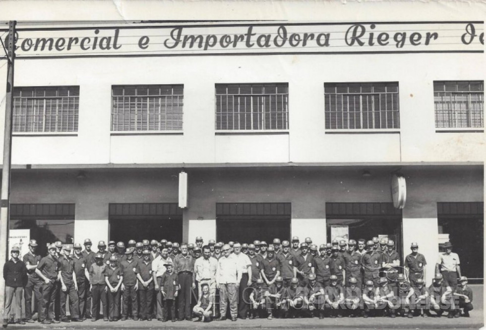 || Participantes do curso para operador de trator, promovido pela então Valmet do Brasil e a Casa Rieger, em 1977. No centro da fotografia, o pioneiro Rudolfo Rieger (de óculos e camisa escura) e os irmãos Herbert e Orlando Rieger (de óculos e camisas brancas).
Imagem: Acervo Friedrich e Sandra Rieger - FOTO 11 -