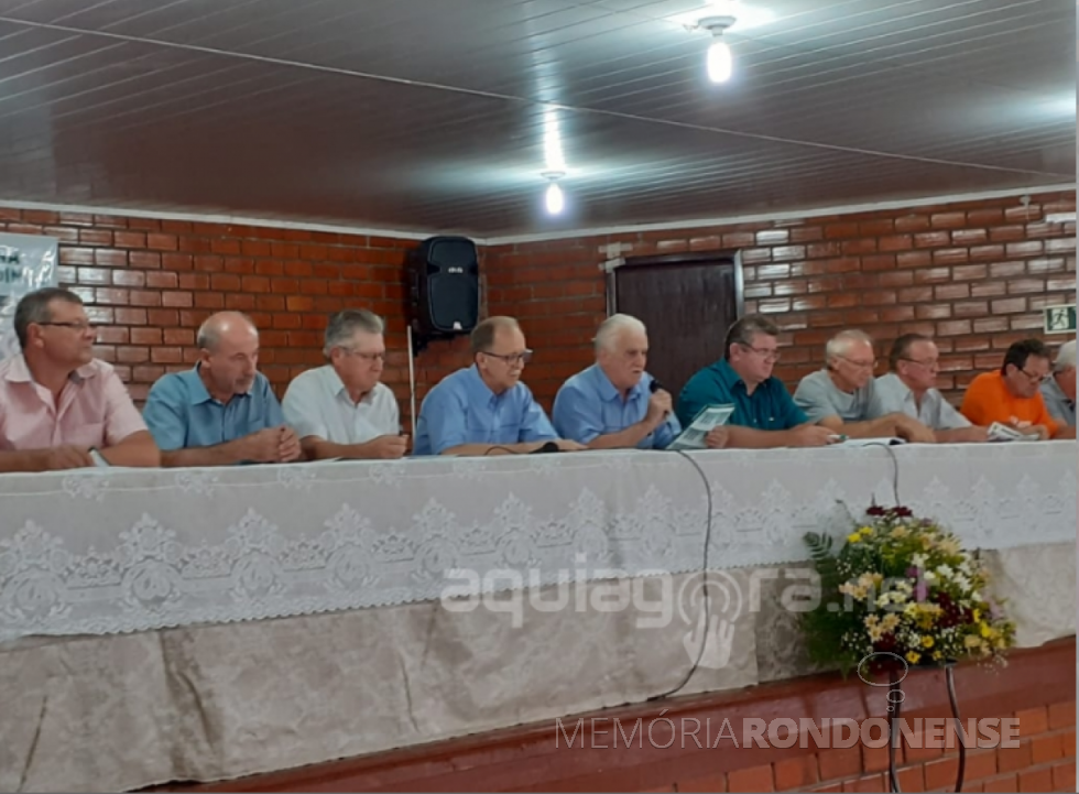 || Composição da Mesa de Trabalhos da Assembleia Geral Ordinária da Cercar, em final de fevereiro de 2020.
Das esquerda à direita: 1º e 2º - não identificados, 3º Atílio Dupont, dirigente da Cercar; 4º - engenheiro João Pletsch, gerente-geral da cooperativa; 5º Alcino Biesdorf, diretor-presidente do Conselho de Administração da Cercar; 6º - não identificado, 7º Celso Kipper, dirigente da coooperativa; 8º - Arii Lampert, membro do Conselho de Administração da Cercar; e 9º - não identificado.
Imagem: Acervo AquiAgora.net - Crédito: Dario Loch - FOTO 15 -
