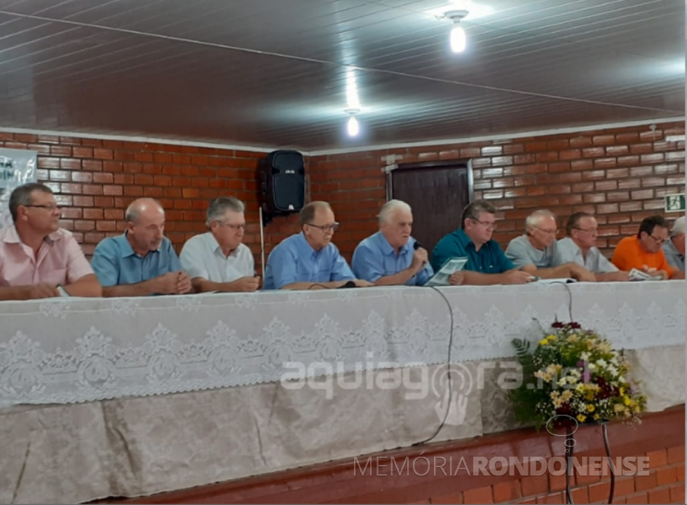 || Composição da Mesa de Trabalhos da Assembleia Geral Ordinária da Cercar, em final de fevereiro de 2020. 
Das esquerda à direita: 1º e 2º - não identificados, 3º Atílio Dupont, dirigente da Cercar; 4º - engenheiro João Pletsch, gerente-geral da cooperativa; 5º Alcino Biesdorf, diretor-presidente do Conselho de Administração da Cercar;  6º - não identificado, 7º Celso Kipper, dirigente da coooperativa; 8º - Arii Lampert, membro do Conselho de Administração da Cercar;  e 9º - não identificado. 
Imagem: Acervo AquiAgora.net - Crédito:  Dario Loch - FOTO 15 - 