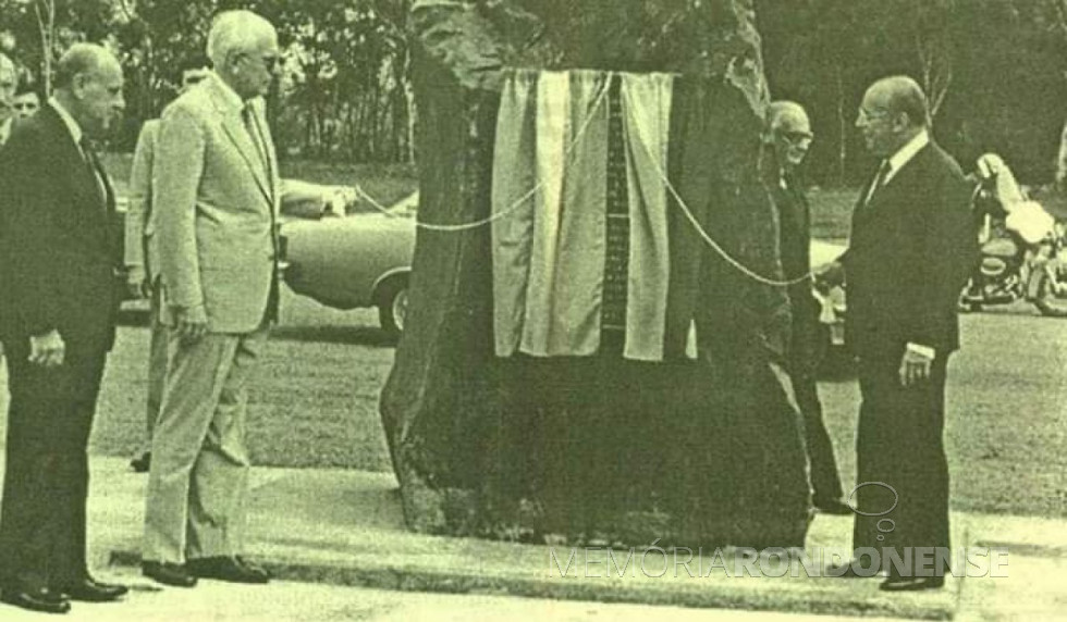 || Descerramento do marco de início da construção da Ponte da Fraternidade entre o Brasil e Argentina, pelos presidentes brasileiro João Figueiredo e argentino Reynaldo Bignone.
Imagem: Acervo Helcio Carneiro - Foz do Iguaçu - FOTO 6 - 