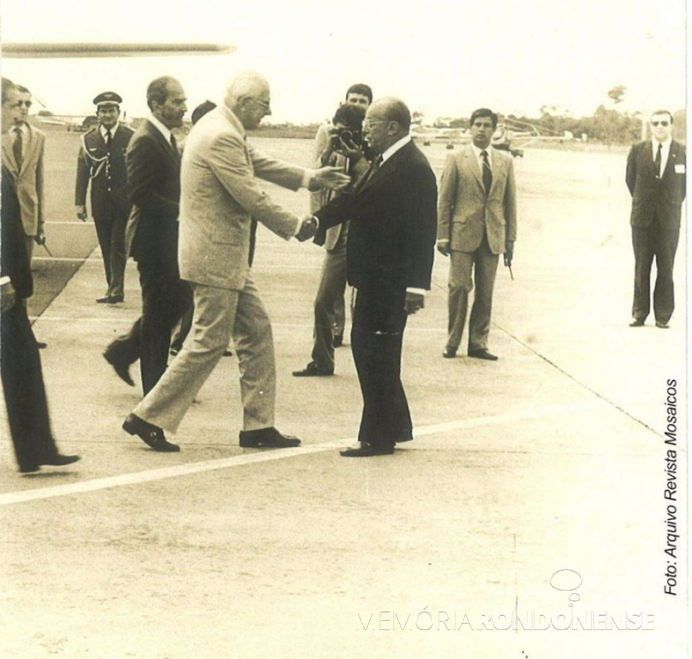 || Chegada do presidente da Argentina, Reynaldo Bignone, no aeroporto de Foz Iguaçu, sendo cumprimentando pelo presidente João Batista Figueiredo, do Brasil. 
Imagem: Acervo Nosso Tempo - Foz do Iguaçu - FOTO 6 -