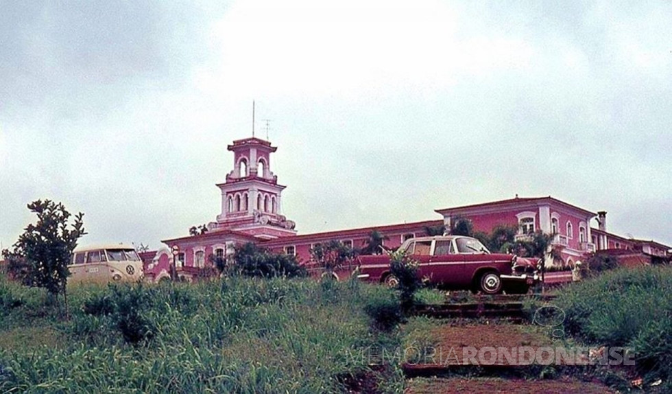 || Hotel Cataratas com o vistoso rosa-branco, em foto de 1966. 
O veículo Simca Chambord  era de propriedade da Sra. Edith Manganelli, esposa do saudoso Irio Manganelli.
Imagem: Acervo Walter Dysarsz - FOTO  12 - 