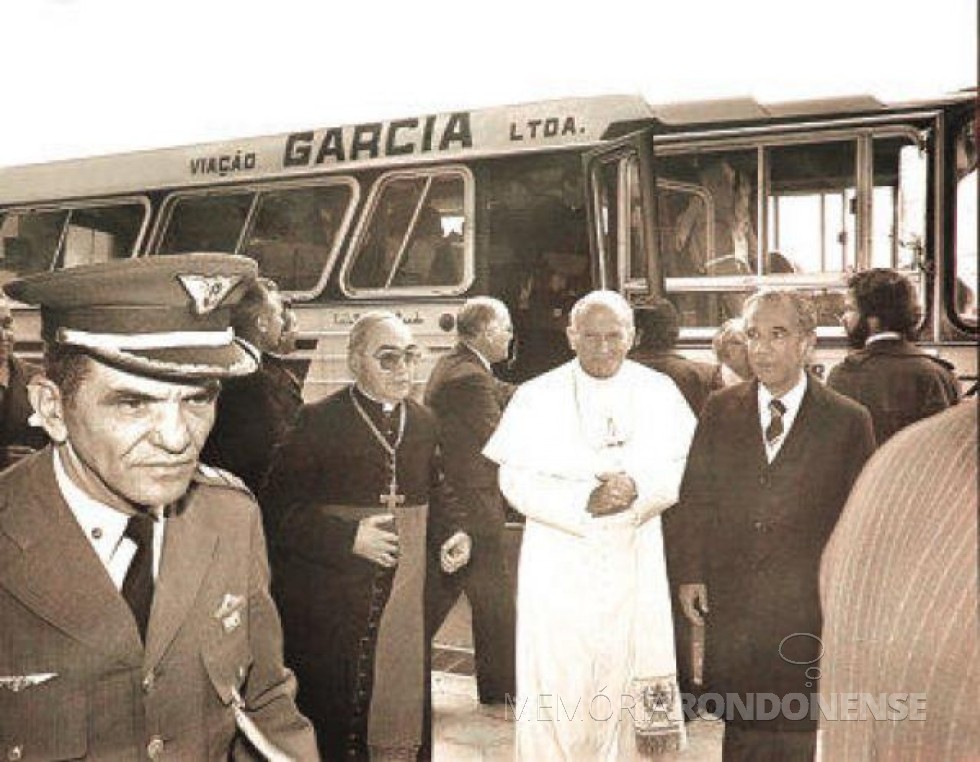 || João Paulo II em Curitiba, ladeado pelo arcebispo Pedro Fedalto, de Curitiba; e pelo governador do Paraná, Ney  Braga. 
Imagem: Acervo Misericórdia. org. br - FOTO 13 - 
