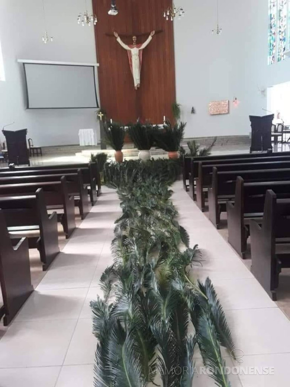 || Interior da Igreja Matriz Sagrado Coração de Jesus preparada para a celebração da Missa de Domingo de Ramos de 2020, no período decretado de isolamento social. 
Imagem: Acervo Facebook - FOTO 27 -