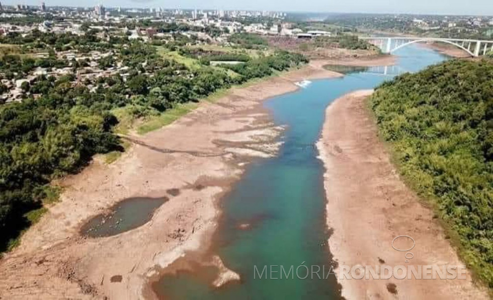 || O Rio Paraná na cidade de Foz Iguaçu, vista do curso  da esquerda, ao lado da ilha Acaray, revelando a diminuição de suas águas em consequência da forte estiagem que assolou os estados do Sul e parte do Estado de São Paulo,
Imagem: Acervo Waldir Gugliemi Salvan - Foz do Iguaçu - FOTO 11 - 