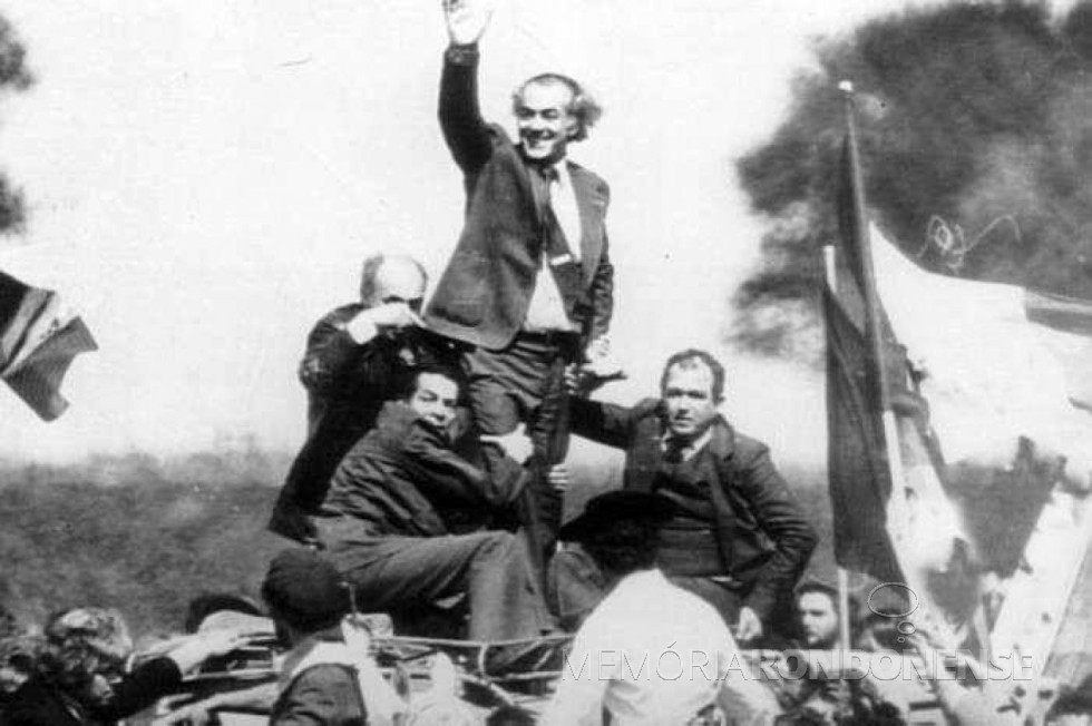 || Leonel de Moura Brizola recebido por simpatizantes no Aeroporto Internacional de Foz do Iguaçu, em setembro de 1979.
Imagem: Acervo arquiteto Walter Dysarsz - Foz do Iguaçu - FOTO 9 -