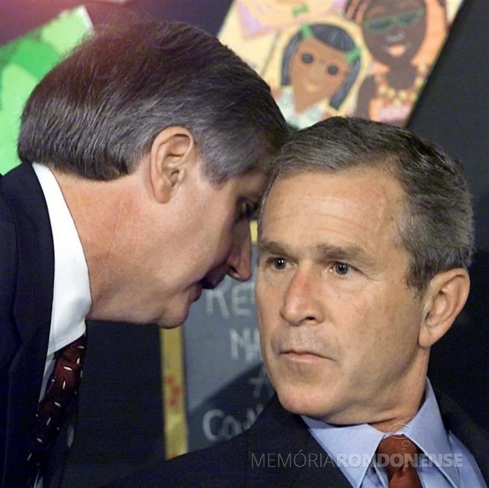 || Momento em que o Presidente George W. Bush, dos Estados Unidos,  recebia a notícia do ataque terrorista às Torres Gêmeas, em Nova York.
Imagem: Acervo História Oculta Photos - FOTO 16 - 