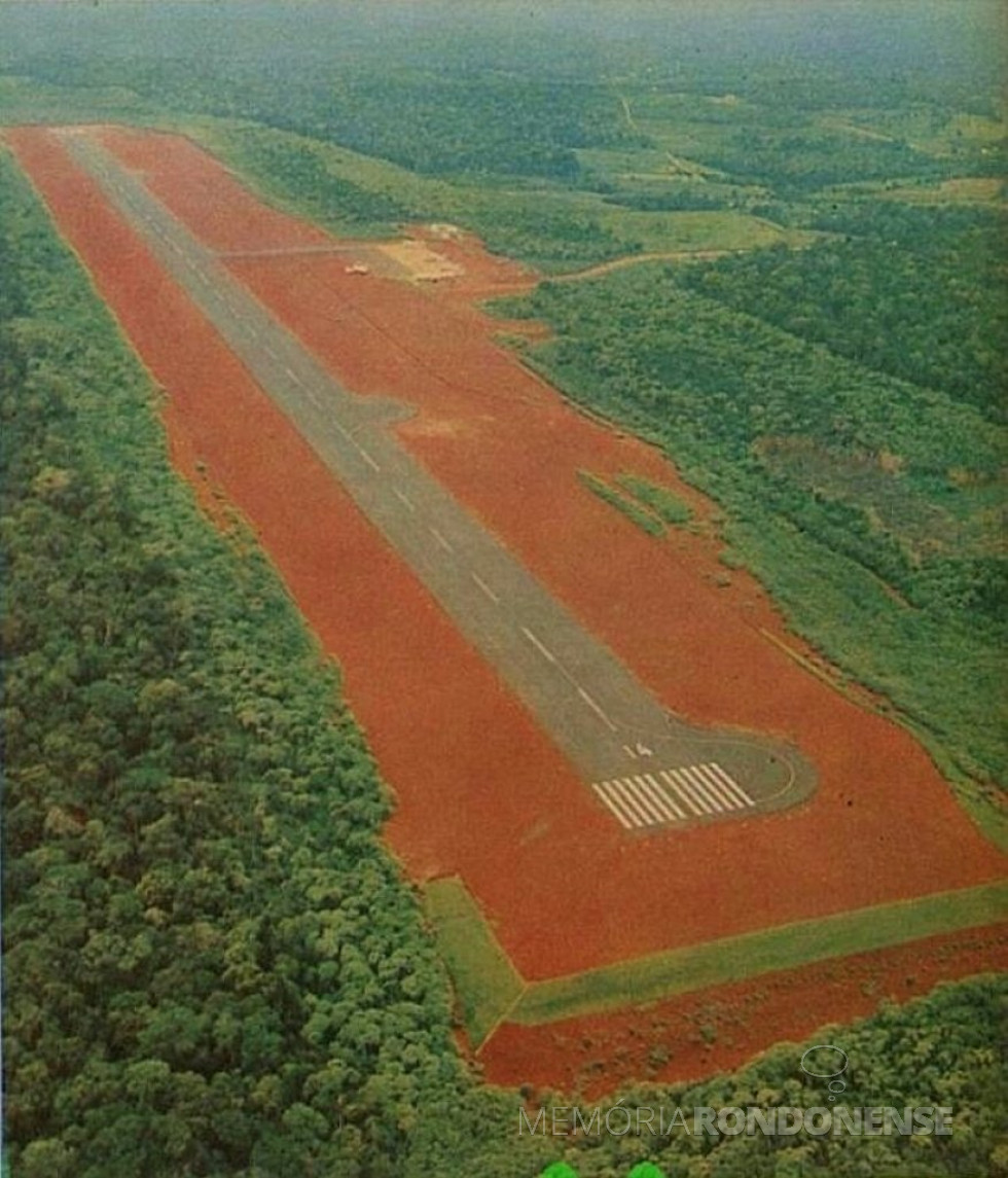 || Pista recém pavimentada do Aeroporto Internacional de Foz do Iguaçu, em 1974.
Imagem: Acervo Walter Dysarsz. - FOTO 11 -