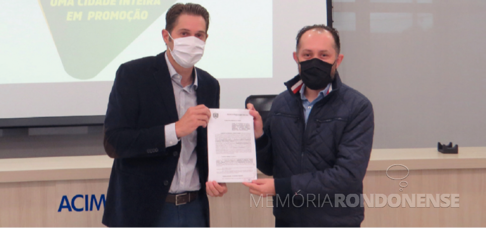 || Prefeito Municipal Marcio Andrei Rauber e o arquiteto Ricardo Leites de Oliveira, presidente da Acimacar, com o documento da campanha  