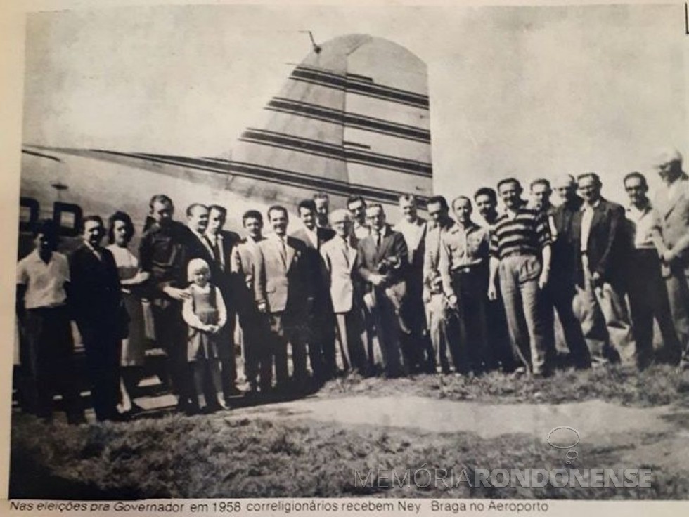 || Ney Braga recebido por correligionários em Foz do Iguaçu, na campanha ao Governo do Paraná, em 1960.
O político é o 8º, da esquerda à direita, exceto a criança. 
Imagem: Acervo de Lindomar Zambryski - Foz do Iguaçu  - FOTO 6 - 