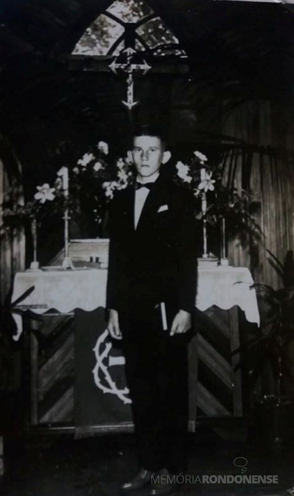 || Confirmando Arnold Lamb, da primeira turma doutrinada pelo pastor Joachim Pawelke.
Imagem: Acervo pessoal - FOTO 6 -