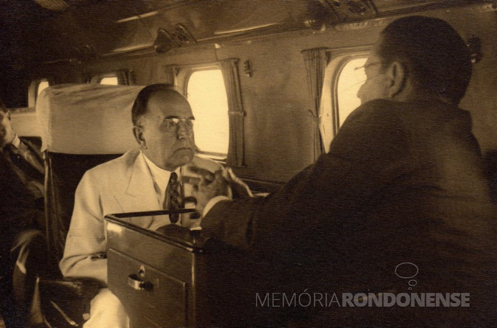 || Capitão Heitor Mendes Gonçalves, diretor geral brasileiro da Cia. Matte Larangeira, tentando convencer o Presidente Getúlio Vargas em não aprovar a decisão do Conselho de Segurança Nacional que recomendava a não a continuidade da concessão da exploração de ervais no Mato Grosso do Sul para empresa binacional.
Imagem: Acervo Cia. Matte Larangeira - FOTO 2 -