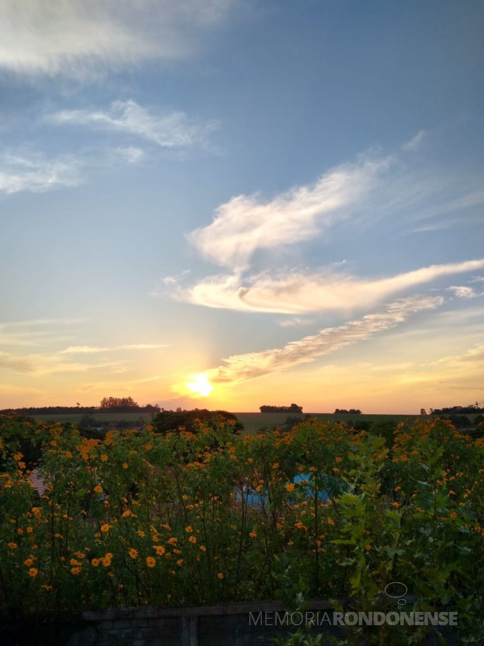 || Fim de tarde na cidade de Marechal Cândido Rondon, em foto feita a partir da sacada da residência próxima ao clube Os Milionários, no Bairro Espigão.
Imagem: Crédito e acervo Alex Sandro Viteck - FOTO 19 - 