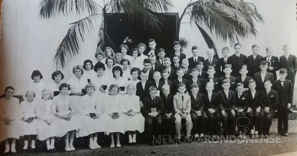 || Primeira turma de confirmandos da Igreja Evangélica Martin Luther com o pastor Joachim Pawelke, em abril de 1960.
Imagem: Acervo Arnold Lamb - FOTO 5 -