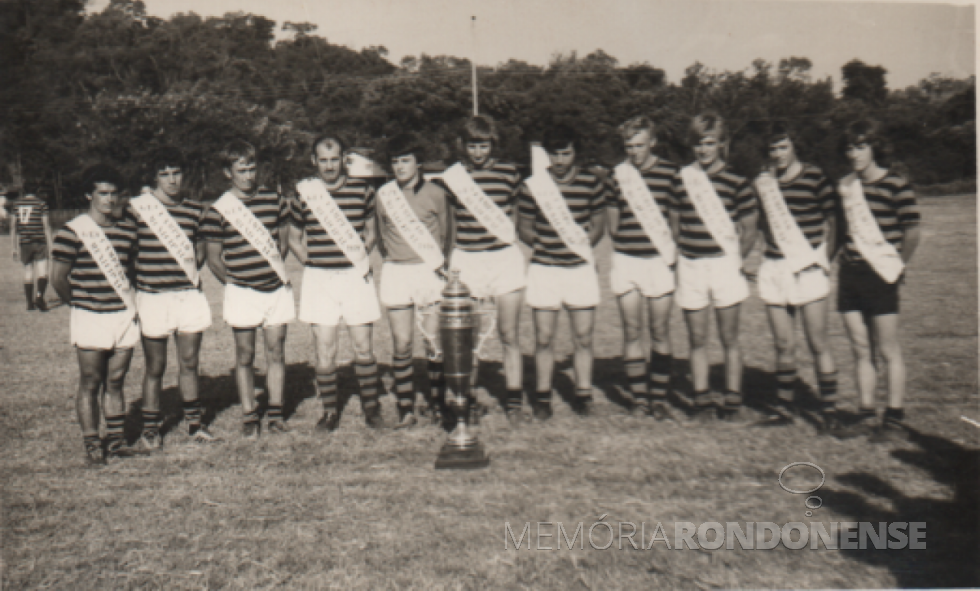 || Equipe do Guarani Esporte Clube, da Linha Guarani, no município de Marechal Cândido Rondon, campeão do Trofé da 2ª Divisão, em maio de 1977.
Imagem: Acervo Irica Kaefer - FOTO 7 -