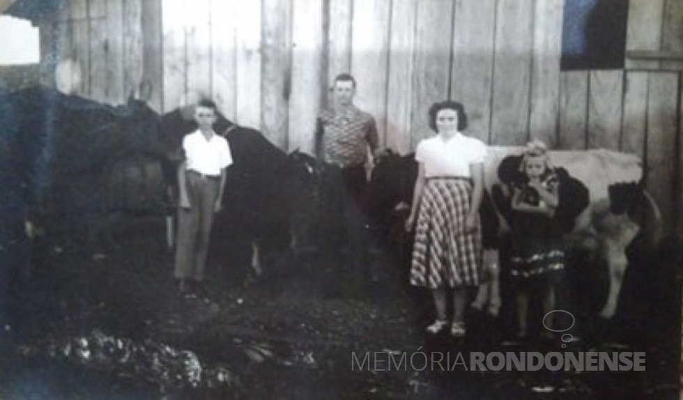 || Casal pioneiro Olga e Henrique Adolfo Passig com os filhos Egoldo e Isolde em frente ao galpão construído na chácara, de sua propriedade, no atual bairro rondonense Vila Gaúcha.
A família chegou de mudança em Marechal Cândido Rondon, em novembro de 1953.
Imagem: Acervo Isolde Passig Schilke - FOTO 1 -
