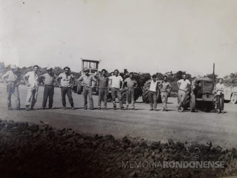 || Grupo de trabalhadores na construção do Aeroporto Internacional de Foz do Iguaçu.
Imagem: Acervo Waldir Gugliemi Salvan - FOTO 10 -