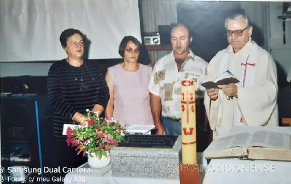 || Padre Amário Zimmermann com os padrinhos do lançamento da pedra fundamental da igreja em alvenaria da Comunidade Católica Maria Mãe da Igreja, do Bairro Botafogo, na cidade de Marechal Cândido Rondon.
Da esquerda à direita: 2ª madrinha: professora Glaci Schio e o casal-padrinho Eli Terribile.
Imagem: Acervo Valdeci Conrat - FOTO 17 -