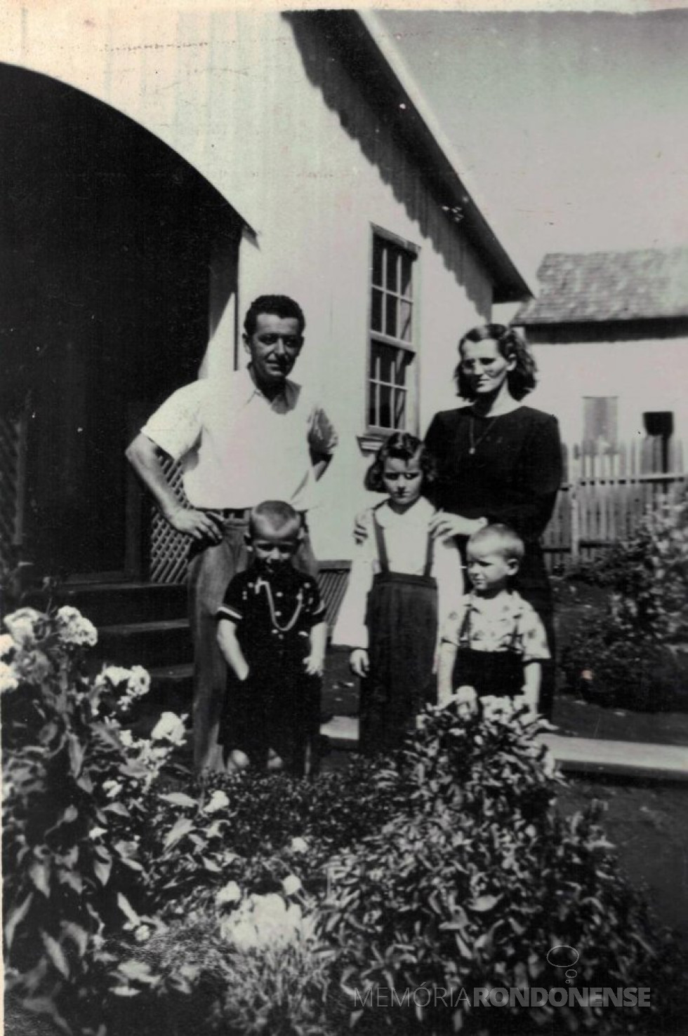 || Pioneiro toledano Ernesto Wiezzer com a esposa Gentila Luiz Ruaro e três filhos do casal, ele falecido em fevereiro de 1961.
Imagem: Acervo Museu Histórico Willy Barth, de Toledo. - FOTO 4 -