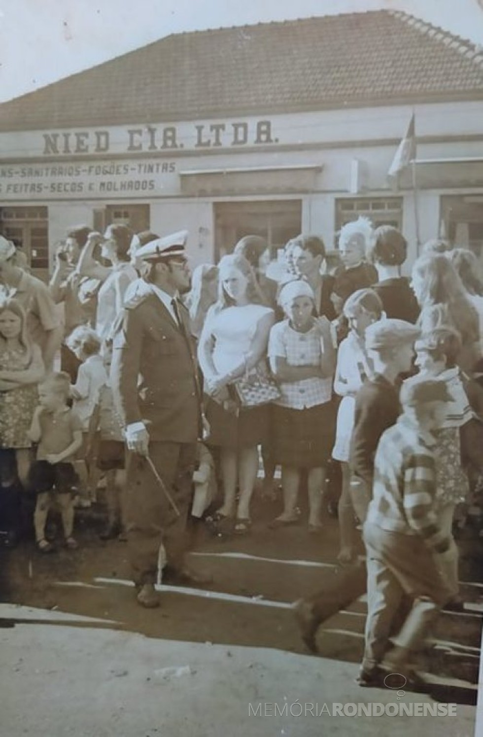 || Hamilton Mocelin, em destaque, participando de desfile de Sete de Setembro, em Marechal Cândido Rondon, num ano da segunda década de 1960.
Imagem: Acervo Fernando Mocelin  - FOTO 23 -