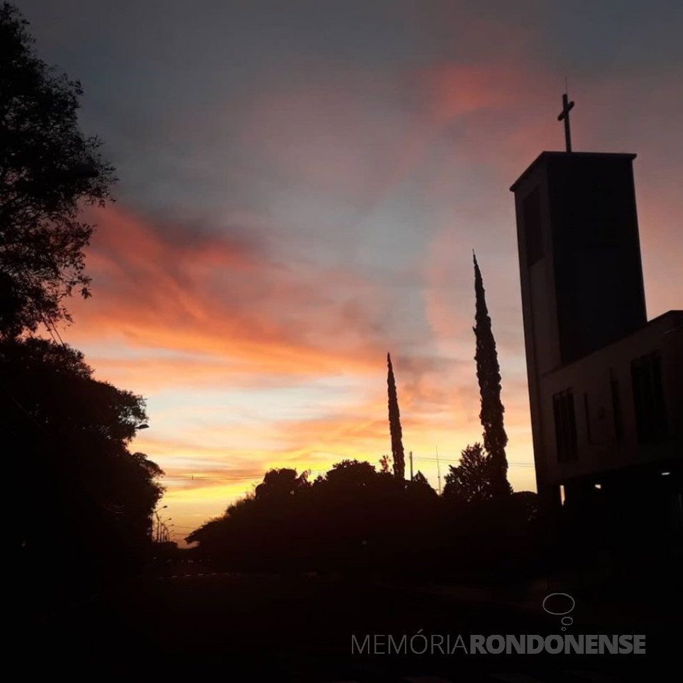 || Entardecer em Marechal Cândido Rondon, no dia 20 de junho de 2020, contrastando com o campanário da Igreja Evangélica Martin Luther.
Imagem: Acervo e crédito: Liane Schwingel - FOTO 24 - 