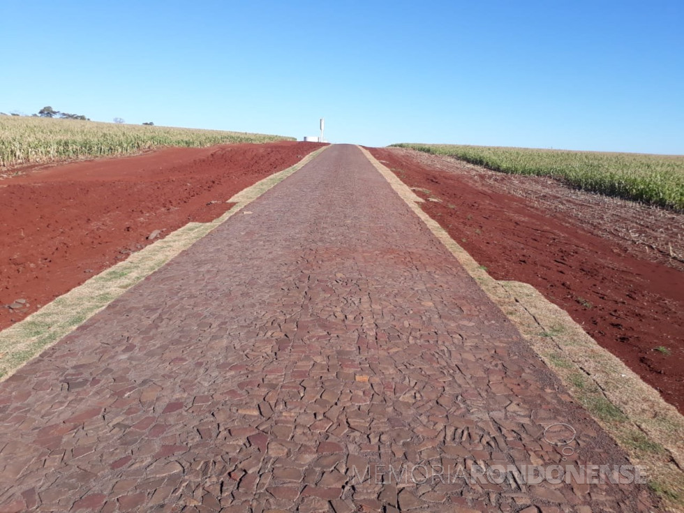 || Mostra da leivas de gramas furtadas às margens da estrada municipal para a Linha Guará.
Imagem: Acervo Imprensa PM-MCR - FOTO 17 -