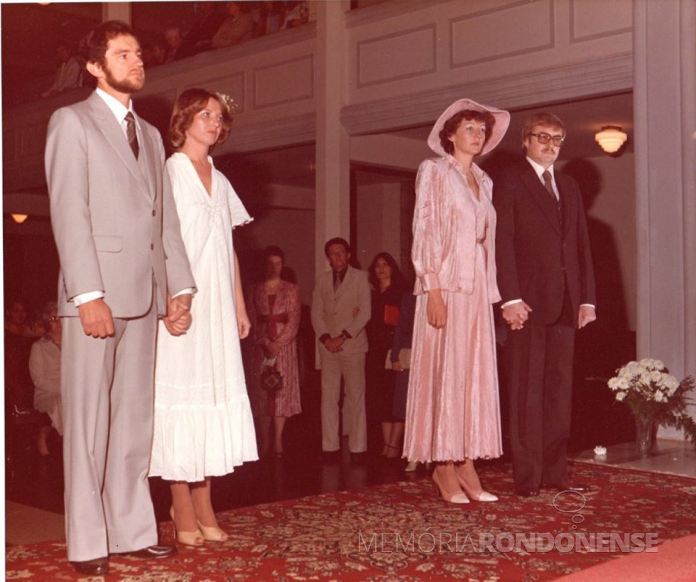 || Noivos Egon Adolfo Lohmann e Loreli Rúbia Froehner; e Rosamaria Lohmann e Fred Teodoro Koniecziniak durante a cerimônia religiosa de casamento, em junho de 1980.
Imagem: Arquivo pessoal - FOTO 7  -