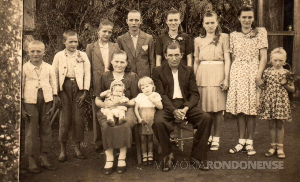 || Casal Emma e Carlos Rodrigues Alberto Vorpagel com os filhos, em foto tirada no Rio Grande do Sul.
Da direita à esquerda (fundo): Armindo, Marcos,
Ruben, Georg,
Holdina, Delfina Elfrida, Marta, Anísia (no colo) e Lúcia.
Imagem: Acervo Clarice Verônica Vorpagel - FOTO 1 --