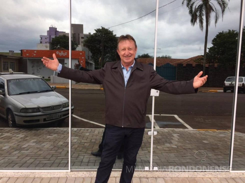 || Empresário rondonense Edemar Wollstein em frente ao hall de entrada do Edifício Pasetti, no dia de inauguração.
Imagem: Acervo O Presente - FOTO 21 -