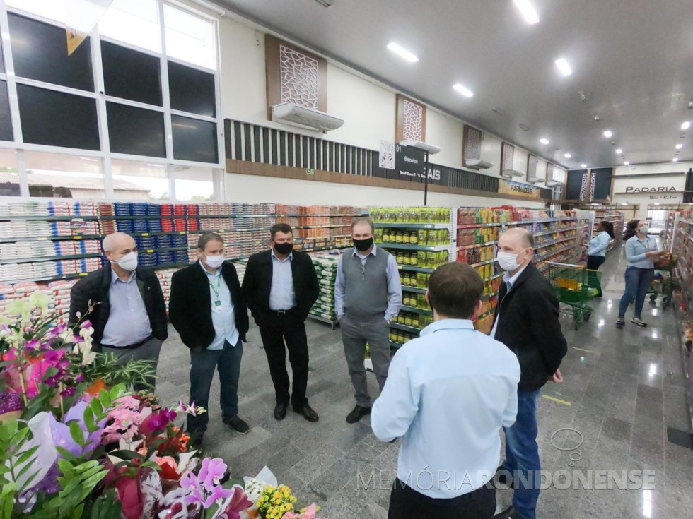 || Alocução do diretor-presidente da Copagril na solenidade de inauguração do Supermercado Copagril, em Eldorado (MS). Da esquerda à direita: Junior Nicszak, gerente de Marketing e Comunicação da Copagril, Márcio Buss, diretor-secretário da cooperativa e Elói Darci Podkowa, diretor-vice presidente da cooperativa.
Imagem: Acervo Comunicação Copagril - FOTO 20 -