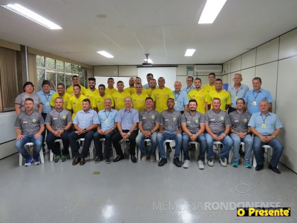 || Elenco da Copagril Futsal 2018 com os diretores da Cooperativa Agroindustrial Copagril, em fevereiro de 2018.
 Imagem: Acervo O Presente - FOTO 20 - 