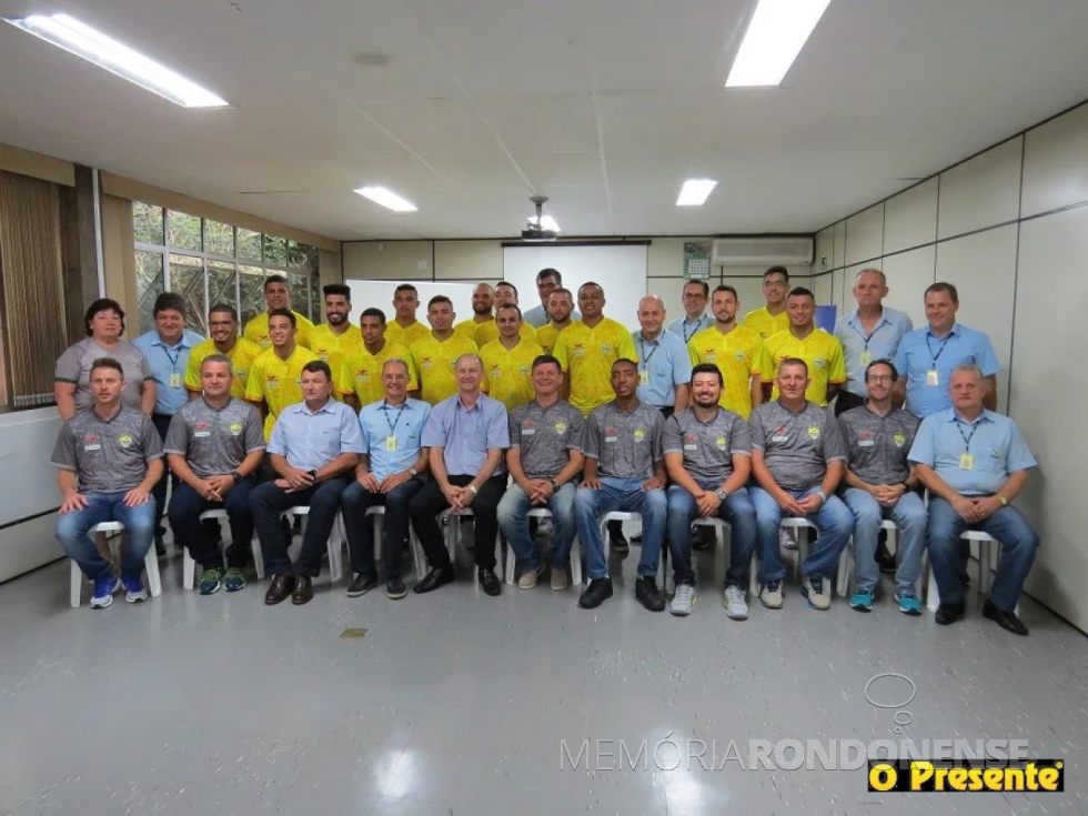 || Elenco da Copagril Futsal 2018 com os diretores da Cooperativa Agroindustrial Copagril, em fevereiro de 2018.
Imagem: Acervo O Presente - FOTO 23 -