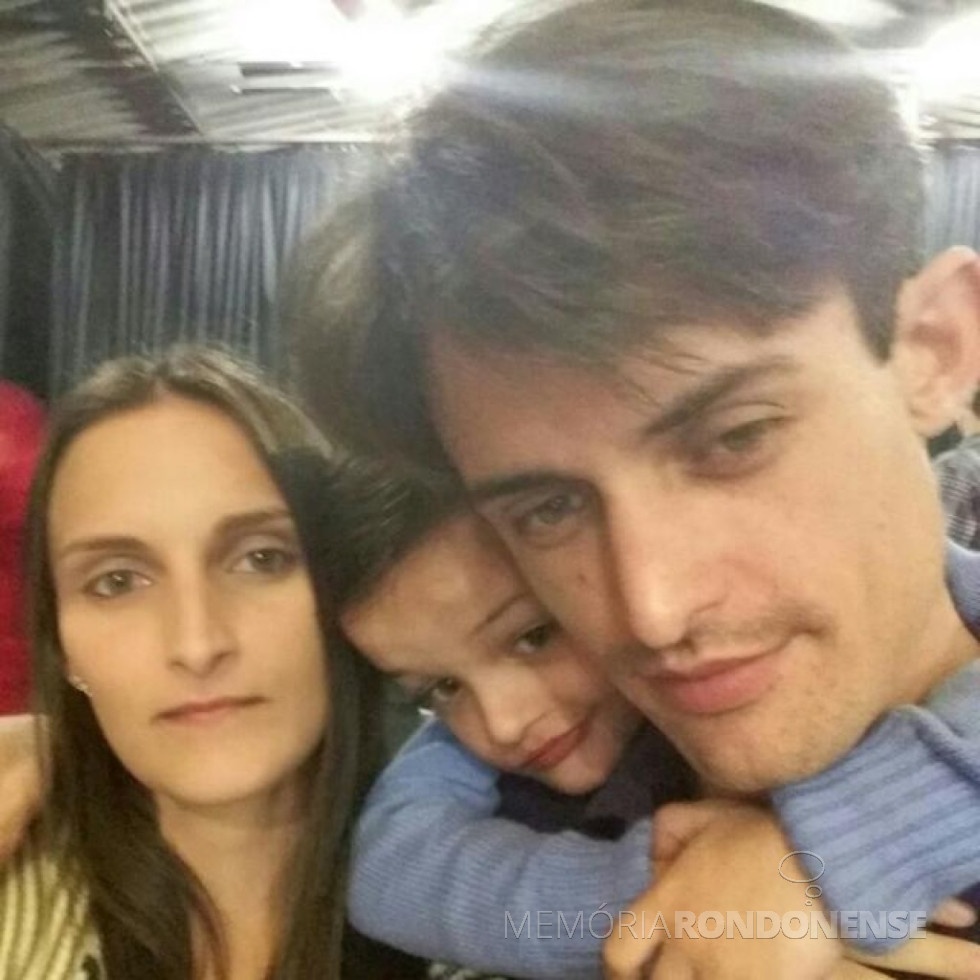 || Luike Smaniotto Drehmer, ele falecido em julho de 2015, com esposa Dagmar e o filho Miguel Arthur.
Imagem: Acervo da Câmara Municipal de Marechal Cândido Rondon - FOTO 11 -