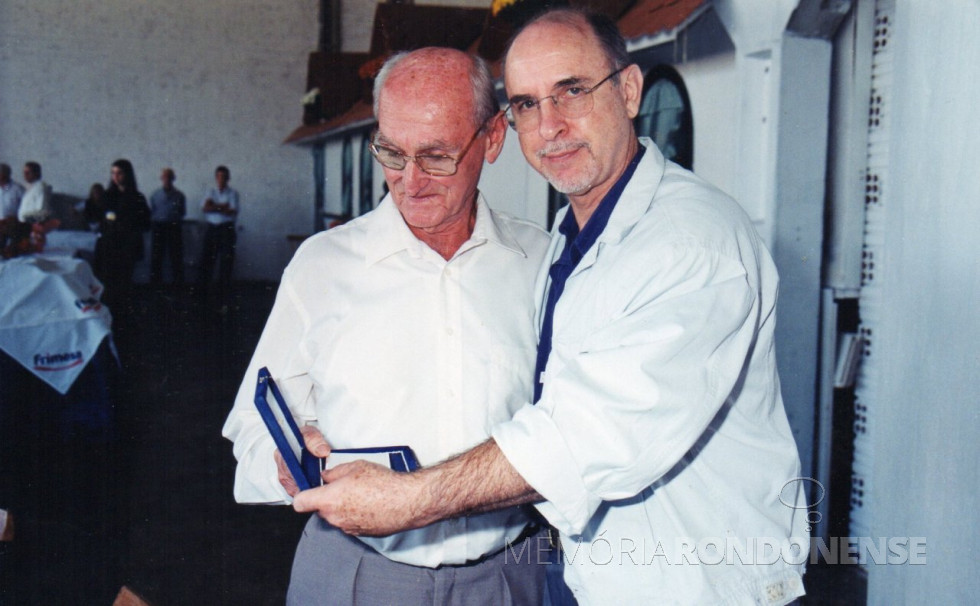 || Pioneiro rondonense Hugo Anibal Haubert recebendo a placa de Honra ao Mérito do vereador Dr. Ítalo Fernando Fumagalli.
Imagem: Acervo Darci Haubert - FOTO  17 -