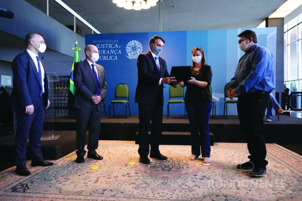 || Liane Engelmann recebendo do presidente Bolsonaro a placa em homeangem ao seu filho Daniel Henrique, em solenidade no Ministério da Justiça.
Imagem: Acervo MJ - FOTO 23 -
