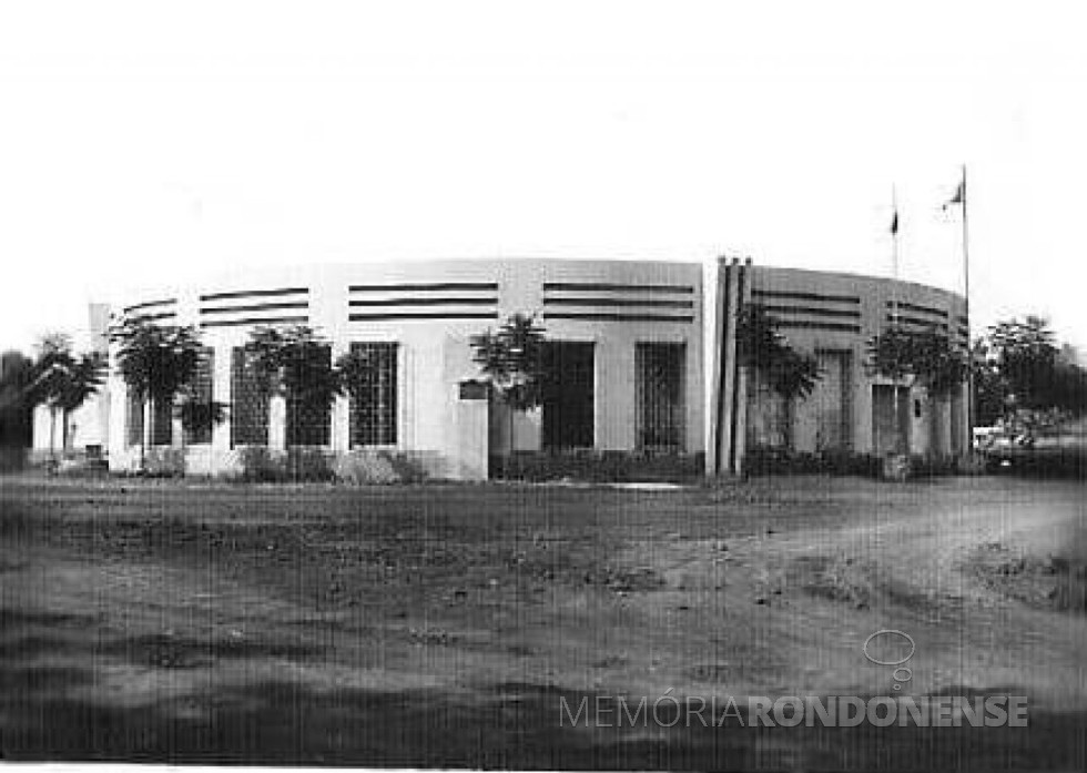 || Prédio do Fórum de Marechal Cândido Rondon (depois demolido), por ocasião de sua inauguração.
|Imagem: Acervo Ubiratan Sequinel - Cascavel - FOTO 1 -