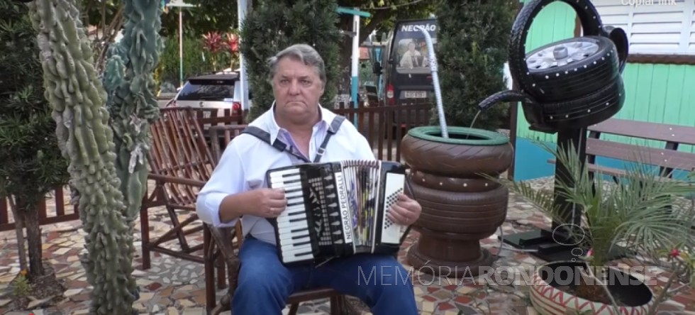 || Músico rondonense Dirceu (Negrão) Pedralli que com sua banda produziu o vídeo sobre a superação das medidas de isolamento social, em abril de 2020.
Imagem: Acervo O Presente - FOTO 19