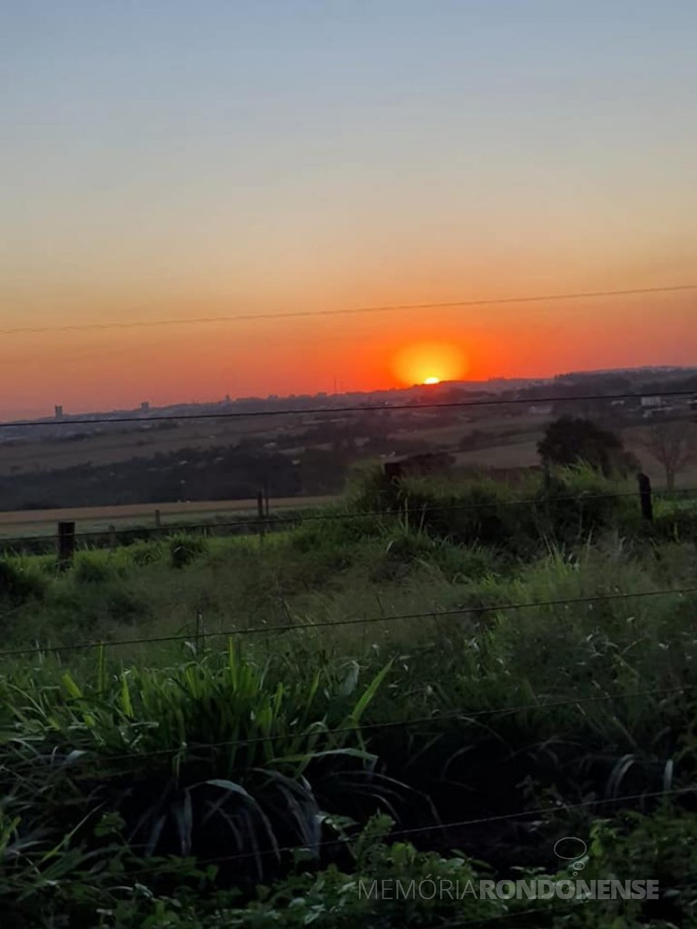 || Pôr do sol em foto captada a partir da divisa entre os municípios de Quatro Pontes e Marechal Cândido Rondon, em 18 de julho de
Imagem: Página Marechal Cândido Rondon - Crédito Filipi Maciel - FOTO 19 -