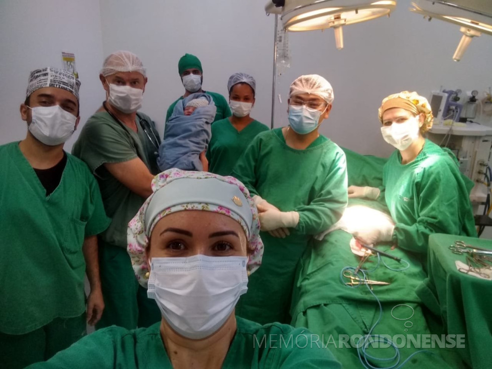 || Equipe médica e de enfermagem com a milésima criança nascida no Hospital Municipal de Marechal Cândido Rondon, em junho de 2020.
Imagem: Acervo Imprensa PM-MCR - FOTO 23 -