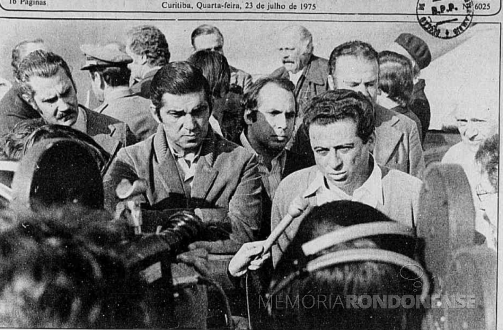 || Ministro Alysson Paolinelli junto com o governador Jaime Canet Junior falando da ajuda governamental para os agricultores atingidos pela geada, em julho de 1975.
Imagem: Acervo Biblioteca Nacional - Crédito: Diário do Paraná - FOTO 8 -