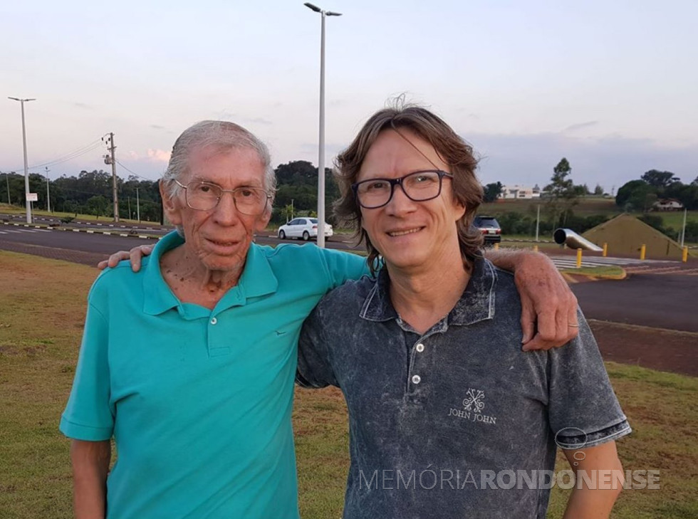 || Locutor pioneiro de Toledo, José Heriberto Kryzczun, falecido em junho de 2020, com seu filho Paulo.
Imagem: Acervo Paulo Simbiose Krysczun - Sinop - MT - FOTO 16 -