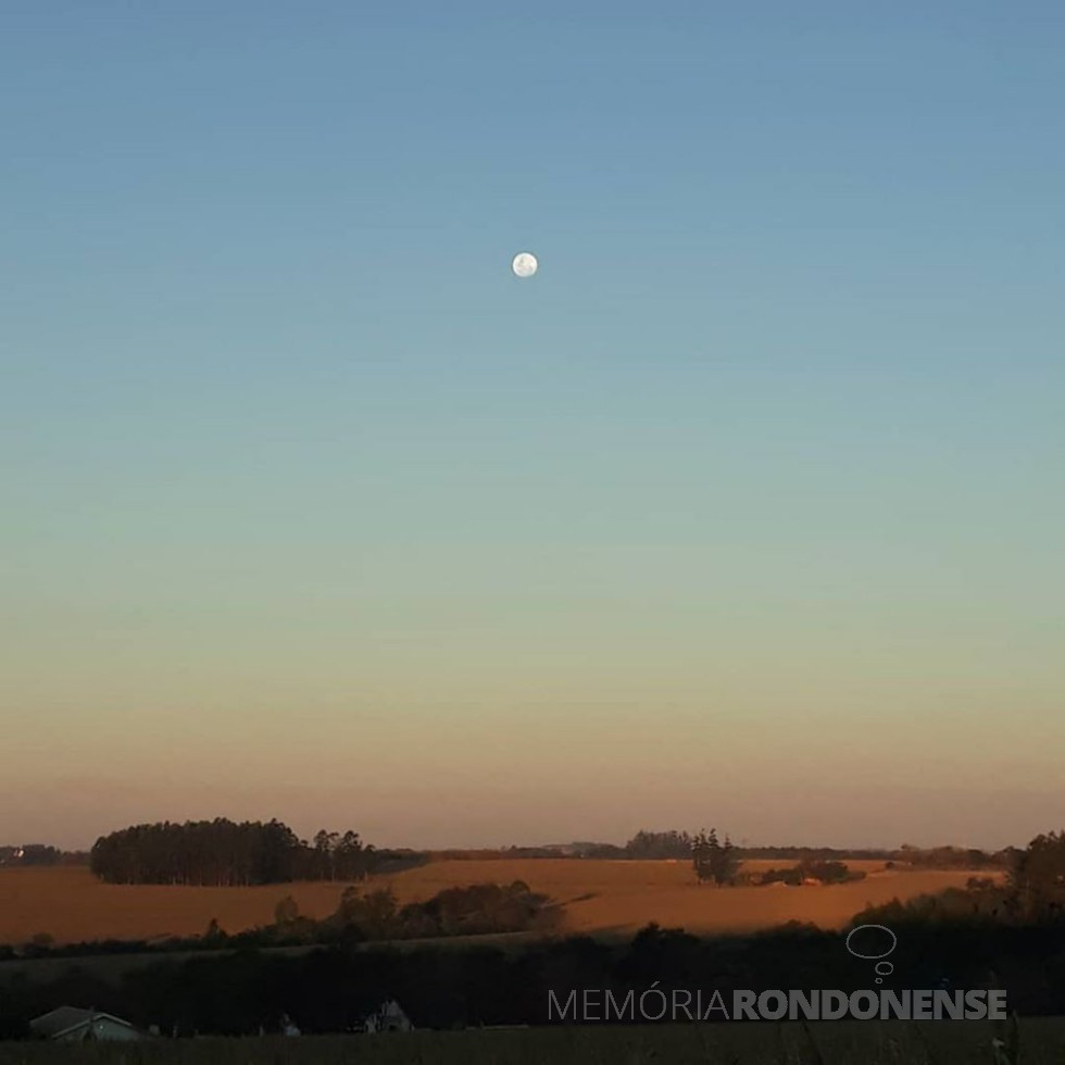 || Entardecer no interior de Marechal Cândido Rondon com a lua em pré-fase de cheia.
Imagem: Acervo e crédito Cristiano Marlon Viteck  - como ele próprio registrou na postagem em sua página no Facebook: 