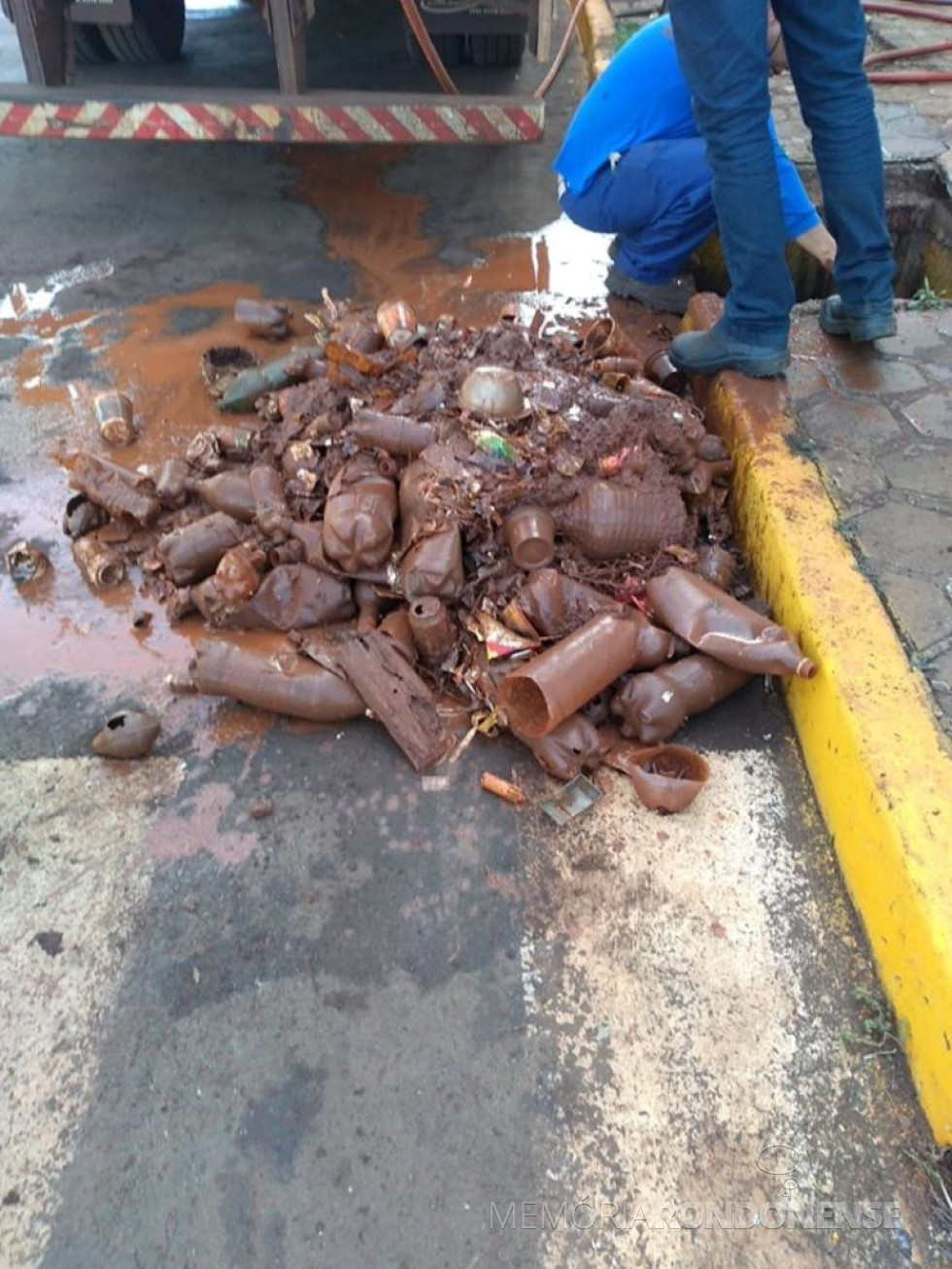 || Material retirado de galeria pluvial no Jardim Primavera, em Marechal Cândido Rondon, em julho de 2020.
Imagem: Acervo Imprensa PM-MCR - FOTO 20 -