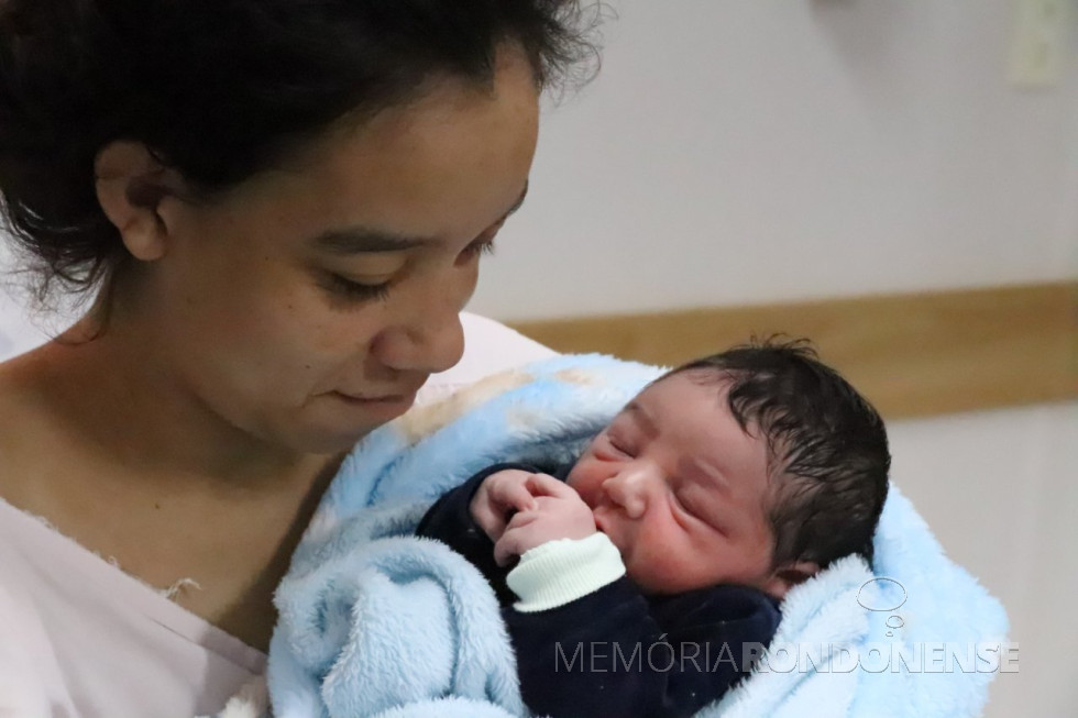 || Estefânia do Nascimento Santos com seu filho Elias Bryan, 1000º criança nascida no Hospital DR, Miguel Cruzatti. 
Imagem: Acervo Imprensa PM-MCR - FOTO 23  -