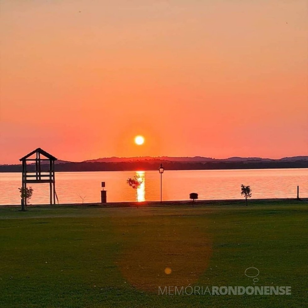 || Pôr do sol no horizonte guarani (Paraguai) a partir do Parque de Lazer Annita Wanderer, na sede distrital rondonense de Porto Mendes, em 27 de agosto de 2020.
Imagem: Crédito e acervo Ângela Weirich - FOTO 22 - 