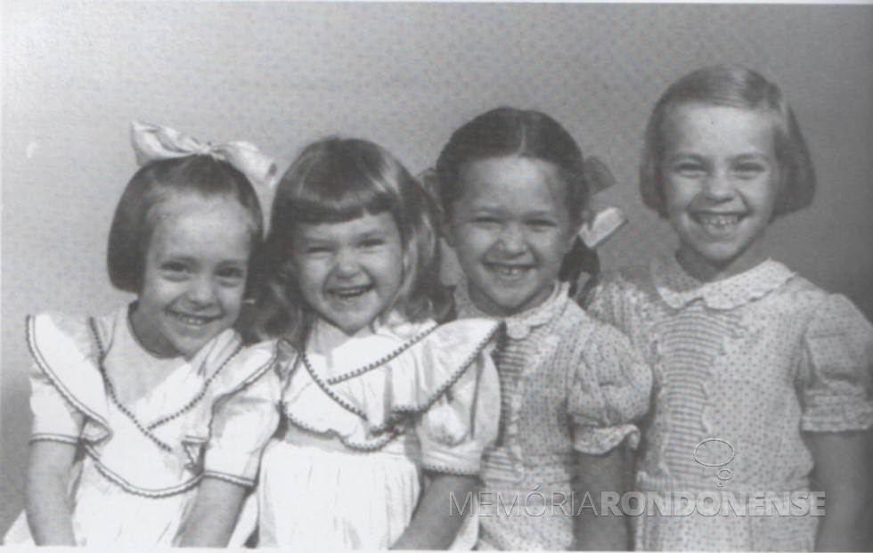 || Maria Bernardete, Maria Cristina, Ana Beatriz e Vera Regina, filhas do casal Diva e Willy Barth, em foto de 05 de maio de 1950, na cidade de Porto Alegre.
Imagem: Acervo Ricardo Rüppel, no livro 
