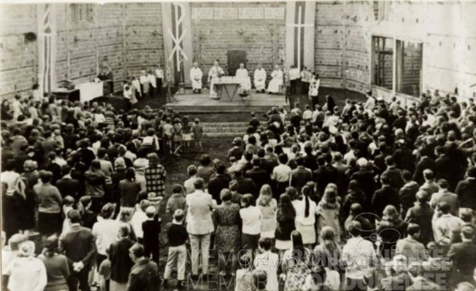 || Celebração da primeira missa na Matriz Católica Sagrado Coração de Jesus pelo padre Antonio Darius, concelebrada pelos bispos diocesanos D. Armando Cirio, da diocese de Toledo, e Frederico Helmel, da diocese de Guarapuava.
Imagem: Acervo Projeto Memória Rondonense - Crédito:  Edmundo José Mayer com uma camera Yashica A . - FOTO 1 - 